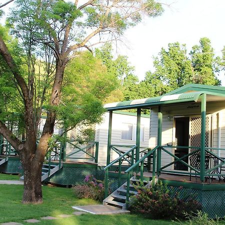 Gundagai Cabins&Tourist Park Bagian luar foto