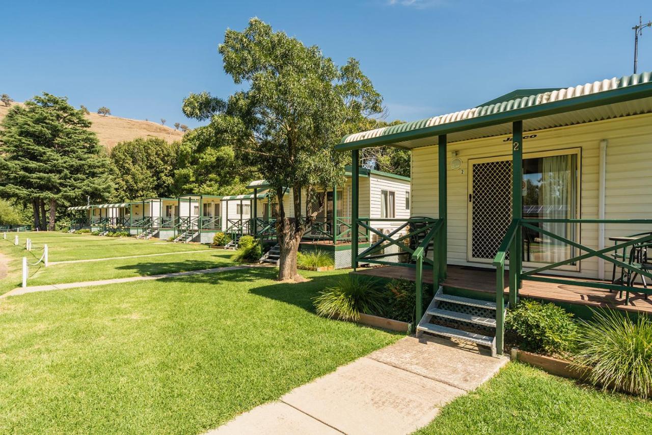 Gundagai Cabins&Tourist Park Bagian luar foto