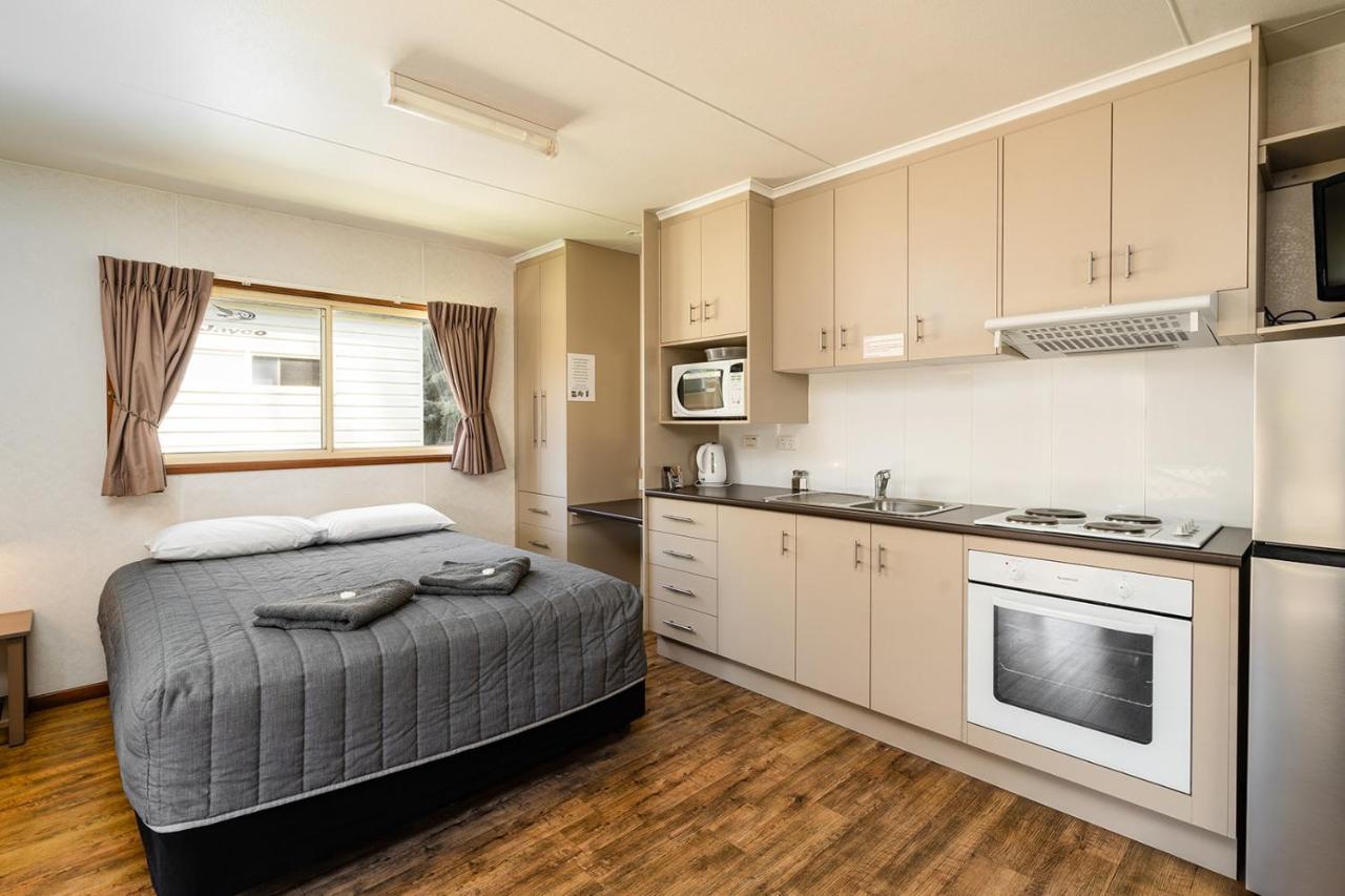 Gundagai Cabins&Tourist Park Bagian luar foto