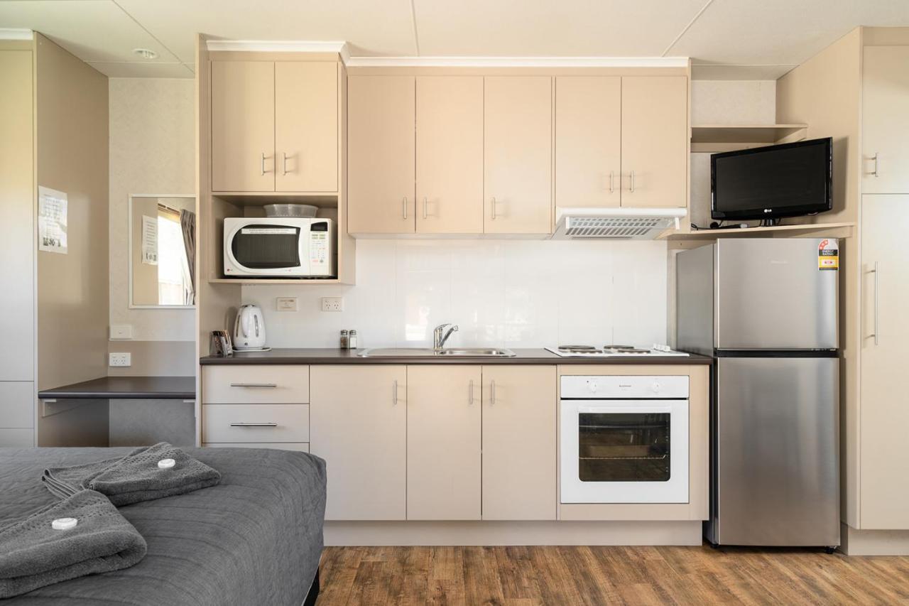 Gundagai Cabins&Tourist Park Bagian luar foto