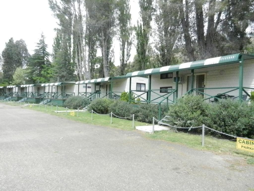 Gundagai Cabins&Tourist Park Bagian luar foto