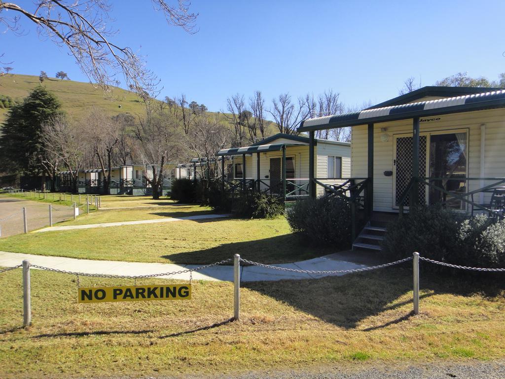 Gundagai Cabins&Tourist Park Bagian luar foto