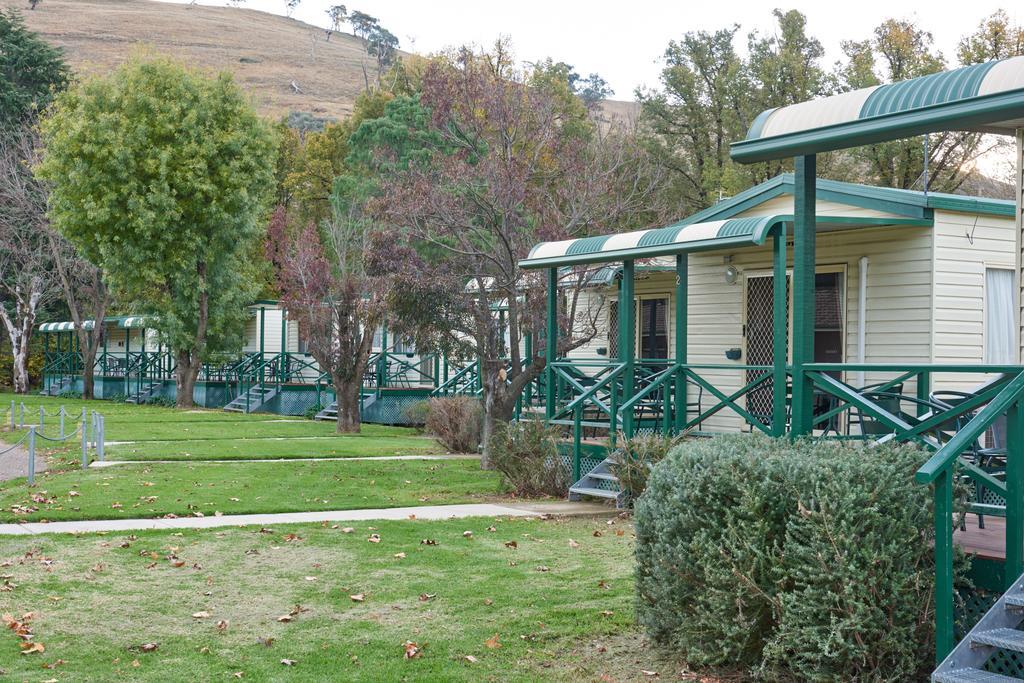 Gundagai Cabins&Tourist Park Bagian luar foto