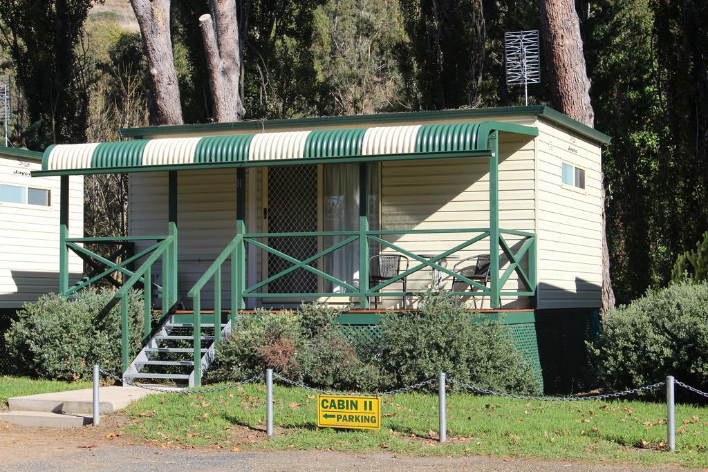 Gundagai Cabins&Tourist Park Bagian luar foto