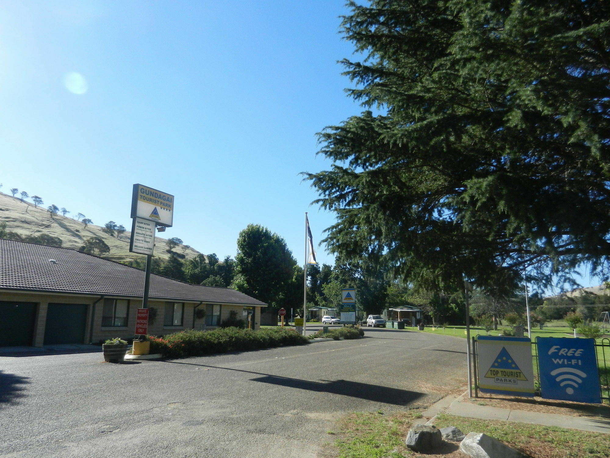 Gundagai Cabins&Tourist Park Bagian luar foto